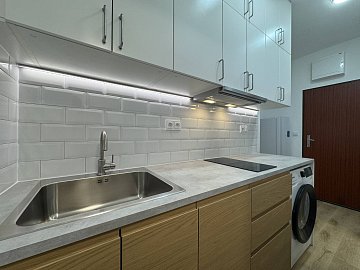 Pronájem bytu 1+1 28 m², Radlická, Praha-Smíchov