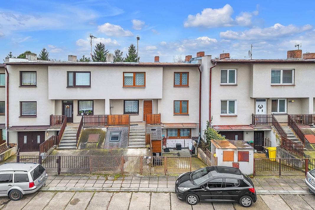 Prodej domu rodinný 195 m² pozemek 921 m², Vinary