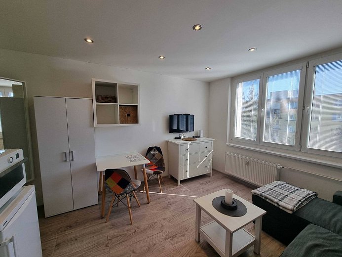 Pronájem bytu 1+kk 20 m², Horolezecká, Praha-Hostivař